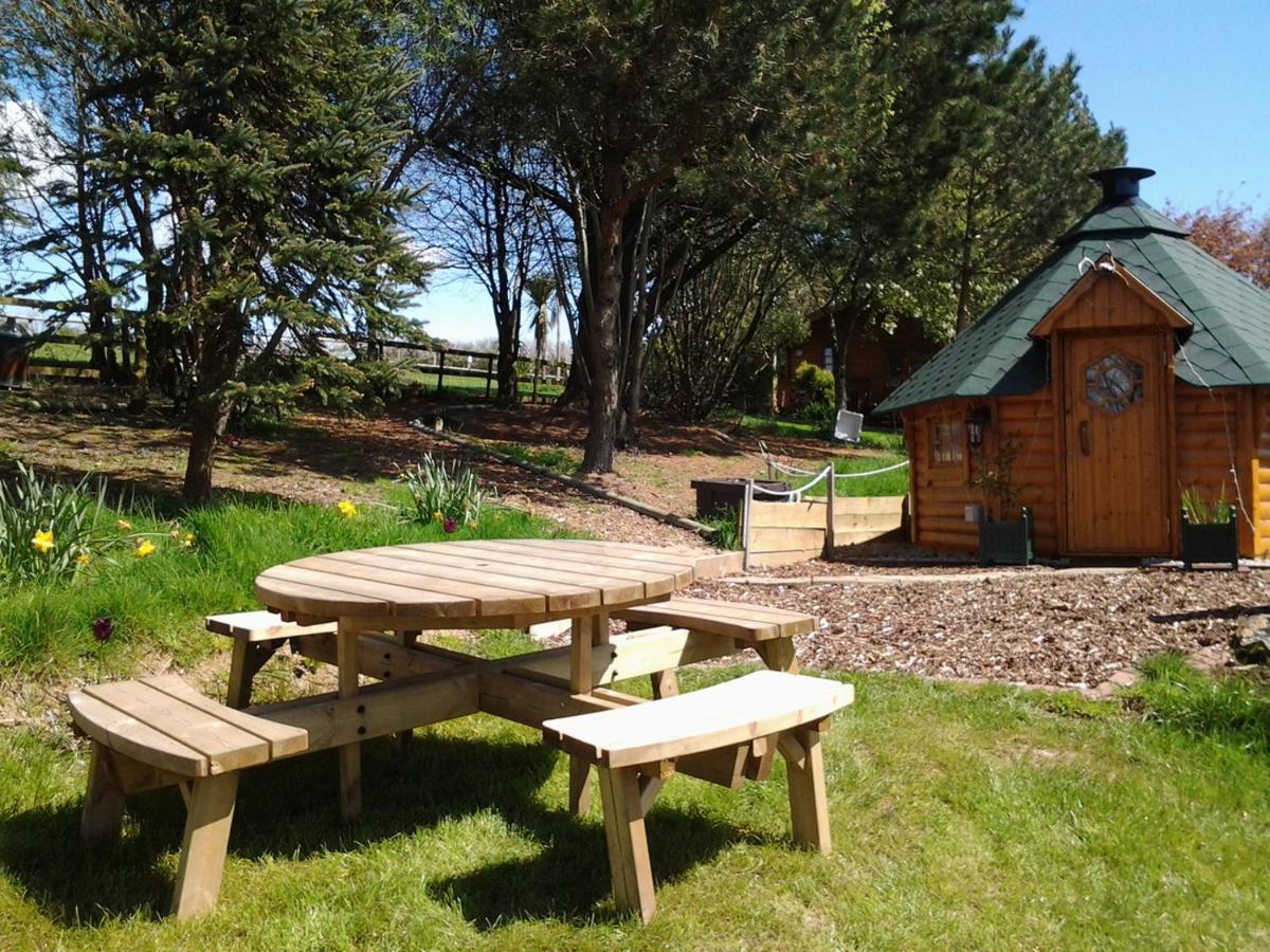 Tudor Lodge With Pool & Bbq Cabin Liskeard Exterior foto